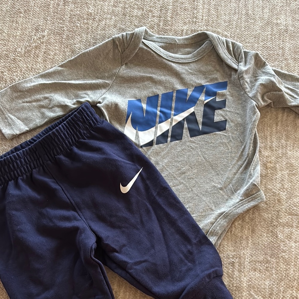 Nike Infant Set in Gray and Navy